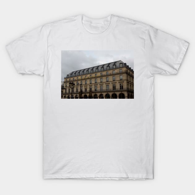 Le Louvre Des Antiquaires © T-Shirt by PrinceJohn